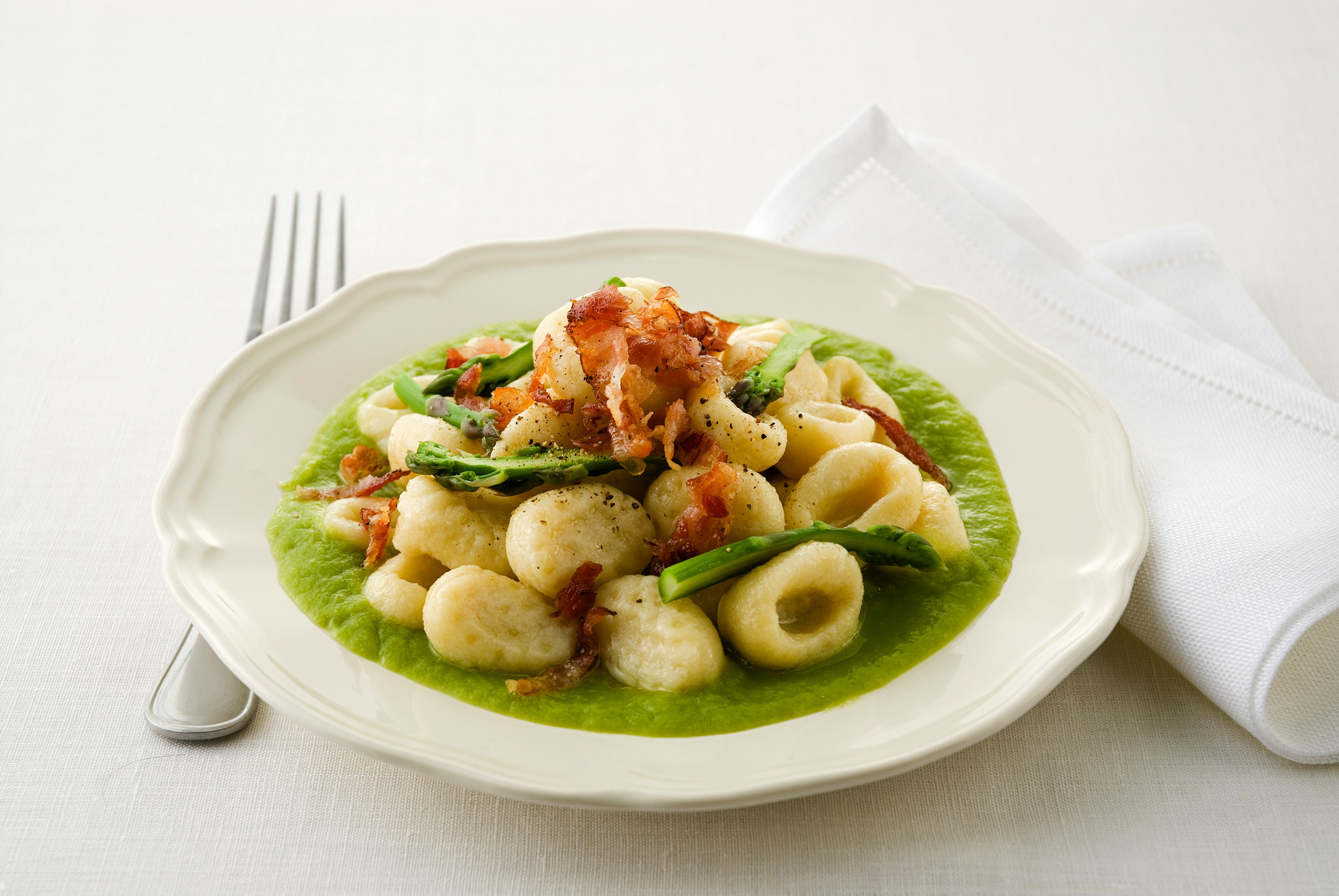 Ricetta Gnocchi di ricotta con asparagi e pancetta | Donna ...