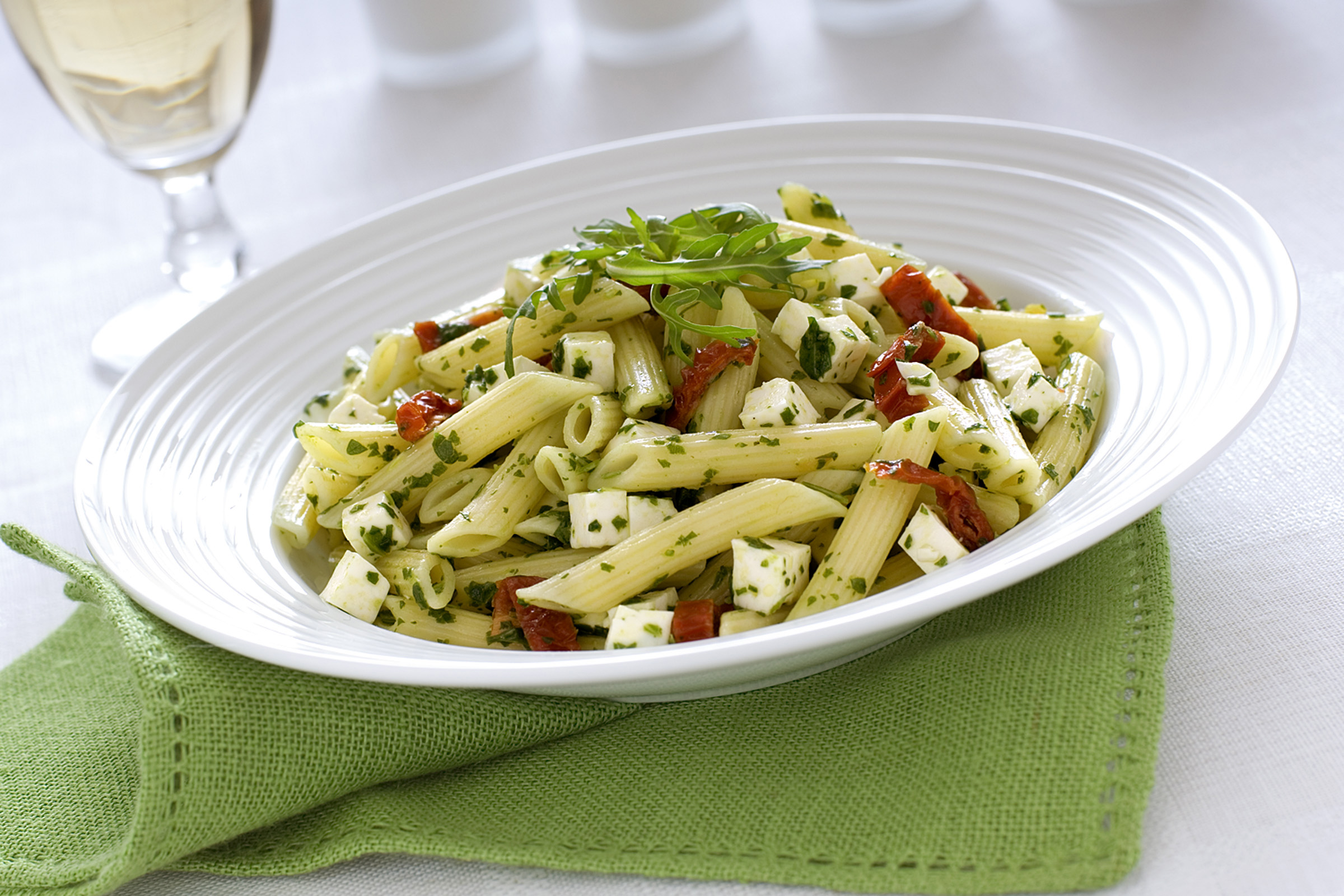 Ricetta Penne al pesto di rucola | Donna Moderna