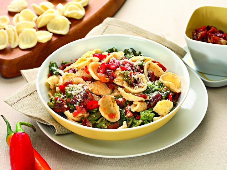 Ricetta Orecchiette con cime di rapa e pomodori | Donna ...