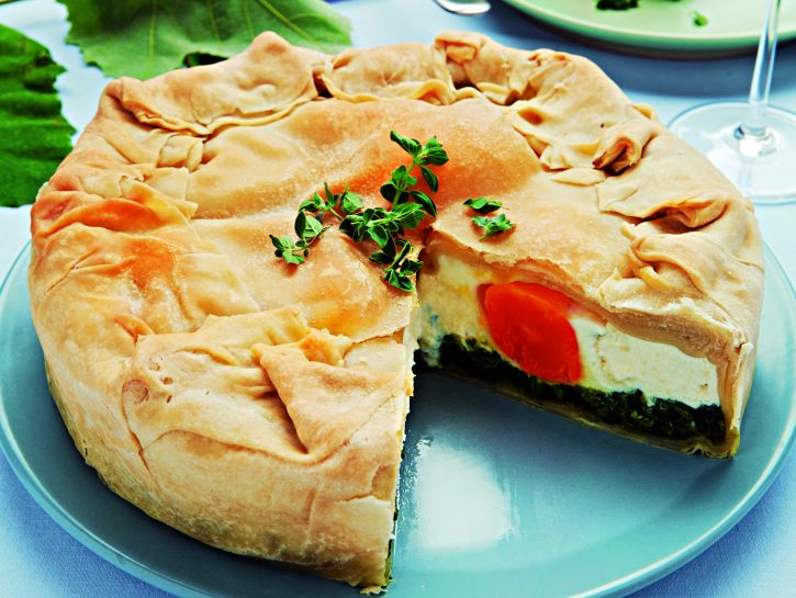 5) Sfornate la torta pasqualina con bietole alla ligure e lasciatela intiepidire prima di servire.