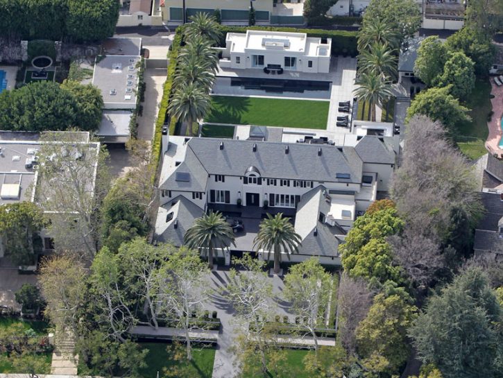 <p>La casa di Simon Cowell a Beverly Hills: il giudice di <i>American Idol</i> e <i>Britain's Got Talent</i> è uno dei presentatori e autori più ricchi e potenti al mondo</p>