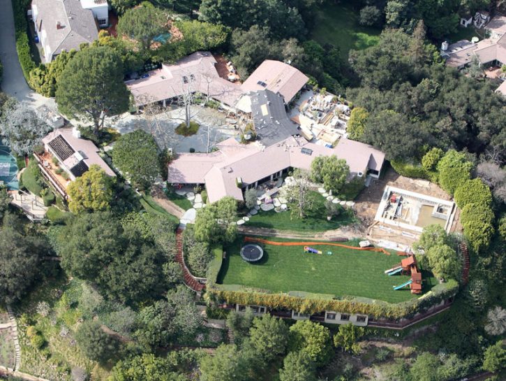 <p>La villa di una delle coppie più belle di Hollywood, ovvero Jennifer Garner e Ben Affleck, si trova a Pacific Palisades acquistata nel 2009 per diciassette milioni di dollari</p>