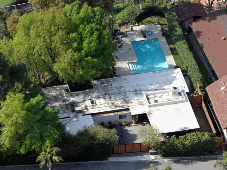 <p>Il giovane attore Shia LaBeouf possiede questa villa con piscina sulle colline di Los Angeles, con vista sul canyon: è costata quasi due milioni di dollari</p>
