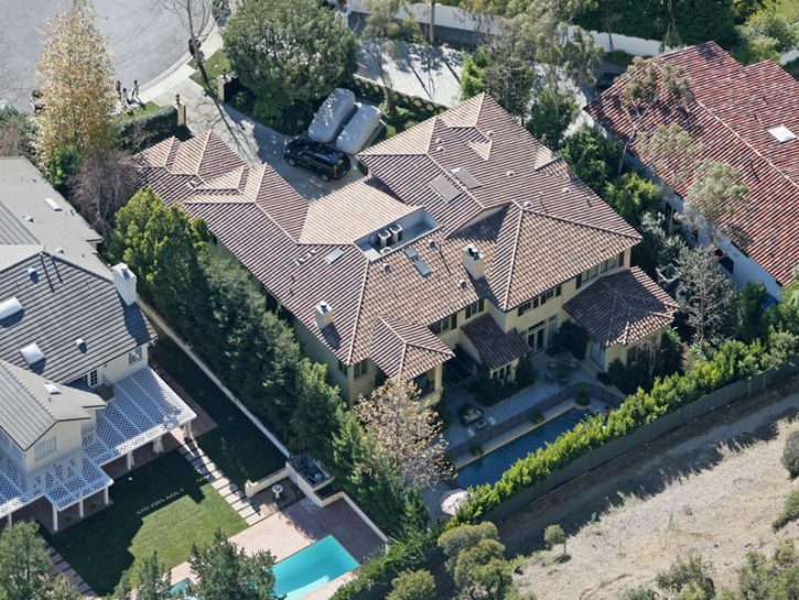 <p>Siamo a Beverly Hills: questa grandissima villa è la casa della popstar Britney Spears</p>