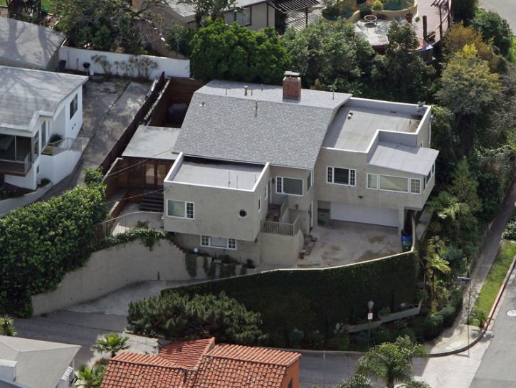 <p>Ancora tra le colline di Hollywood si trova la "modesta" villa della star di Avatar Zoe Saldana: le è costata circa un milione e mezzo di dollari</p>