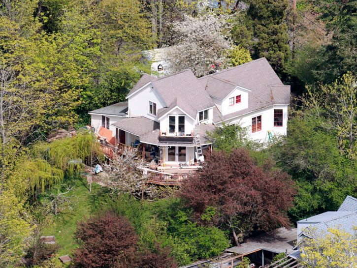 <p>Elizabeth Mitchell, una delle protagoniste di <i>Lost</i> (nel ruolo di Juliet) e di <i>V</i> possiede questa splendida casa a Seattle</p>