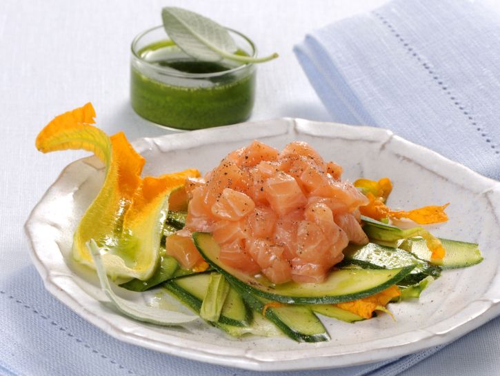 tartare-di-salmone-con-carpaccio-di-zucchine-725x545