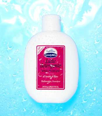 <p>Latte Detergente di <b>Euphidra</b> (6,70 euro) è comodo per pulire il viso in velocità: non va risciacquato</p>