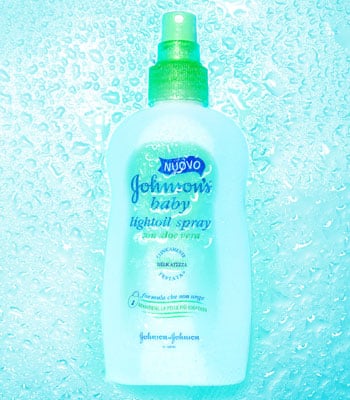 <p><b>Lightoil Spray</b> di <b>Johnson’s Baby </b>(6 euro circa) si usa al posto della crema. Si vaporizza in un attimo e si assorbe subito</p>