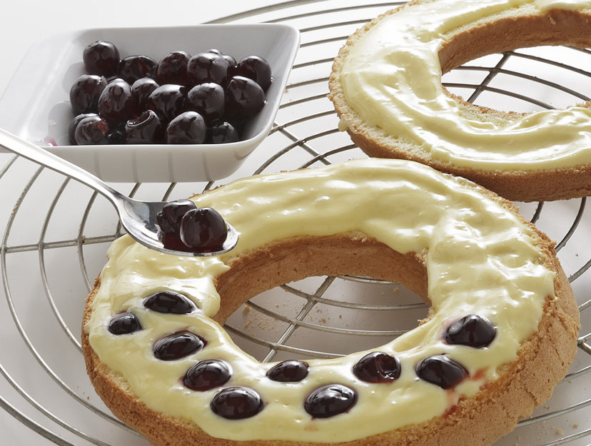 Ricetta Ciambella croccante con amarene | Donna Moderna