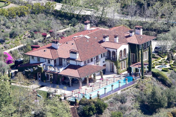 <p>È stata stimata circa 13 milioni e mezzo di dollari la villetta della super top model<b> Heidi Klum</b>.</p><p>Situata nel distretto di <b>Brentwood</b> ha una estensione di circa 12 500 metri quadri ed è vicinissima a quella di <b>Arnold Schwarzenegger </b>e di <b>Maria Shriver. </b>Della serie restiamo anonime e lontano dai riflettori.</p><p>Chissà che divertimento per Henry, Johan e Lou giocare a nascondino con i<b> paparazzi </b>nel giardino ispirato alla reggia di Versailles.</p>