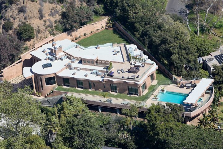 <p>Riprese aeree del "piccolo" e "angusto" loft di<b> <a href="https://www.donnamoderna.com/gossip/rihanna-cerca-un-tetto" target="_self">Rihanna</a></b>.</p><p>La villa si trova in un esclusivissimo quartiere di Los Angeles, ha un valore di circa 12 milioni di dollari e un'estensione di 11 000 metri quadri.Ha sette camere da letto, nove bagni e una cucina iper tecnologica( sicuramente vedremo presto<b> Rihanna</b> in versione <b>Nonna Papera</b> alle prese con dolci e crostate ).</p><p>Su twitter la pop star ha scritto che adora svegliarsi prestissimo per vedere sorgere il sole a bordo piscina e che la vista mozzafiato e la vegetazione caraibica tutt' intorno non le fanno sentire la nostalgia di casa. Peccato che, alla fine piante o meno, la castellana con tutte quelle stanze vuote, finisca per sentirsi sempre un po' sola.</p>
