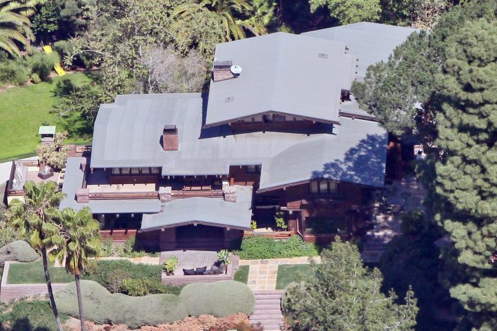 <p>La super villa di <a href="https://www.donnamoderna.com/gossip/brad-pitt-angelina-jolie-matrimonio" target="_self"><b>Brad Pitt </b>e <b>Angelina Jolie</b></a> con i suoi 5 400 metri quadrati sembrerebbe proprio un sogno.</p><p>Il complesso voluto dalla coppia hollywoodiana è composto da cinque camere da letto, cinque bagni, piscina e numerosi garage. Tutto perfetto, se non fosse per un episodio un po' macabro avvenuto una sera, mentre gli attori erano entrambi fuori città per impegni di lavoro.</p><p>Nel giardino della villa le guardie del corpo hanno trovato una testa umana mozzata e una mano. Le indagini sono ancora aperte, ma l'episodio ha davvero sconvolto i due attori soprattutto allarmati per la sicurezza dei figlioletti.</p><p>Sarà, forse per questo che i due attori preferiscono soggiornare nel loro castello di <b>Miraval </b>situato a sud della Francia? Forse <a href="https://www.donnamoderna.com/gossip/lato-oscuro-angelina-jolie" target="_self">Angelina</a> aspetta a venderla perché vuole girarci il seguito di <b>Changeling</b>! Tu sì che sei tattica!</p>