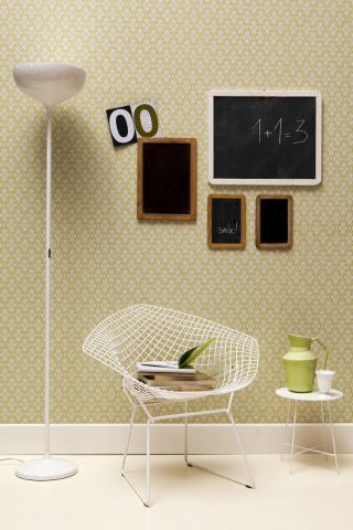 <p>Cosa ne dici di dare nuova vita alle pareti del <a href="https://www.donnamoderna.com/casa/fai-da-te/come-arredare-salotto-fai-da-te-creativo" target="_blank">salotto</a>? Posiziona <b>lavagne</b> di forme e dimensioni diverse, da alternare a <b>foto d'epoca e cartoline</b>: se vuoi puoi realizzare tante <a href="https://www.donnamoderna.com/casa/fai-da-te/cornici-fai-da-te-idee-bricolage-per-la-casa" target="_blank">cornici fai da te colorate</a> per trasformare la solita parete in un vero e proprio muro parlante. Effetto <b>arte</b>.</p>