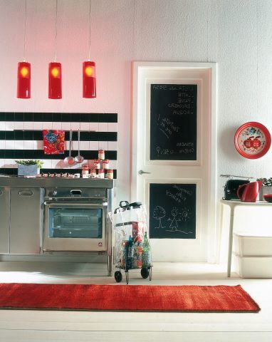 <p>Cosa ne dici di trasformare <b>la vecchia porta</b> dandole un'impronta inconfondibile? Utilizza la porta stessa come supporto: dipingila con la vernice lavagna, otterrai una comoda <b>bacheca per la cucina</b>. Nel caso in cui il legno della porta risultasse eccessivamente rovinato, puoi incollare o fissare con dei chiodi un <b>pannello di compensato</b>.</p>