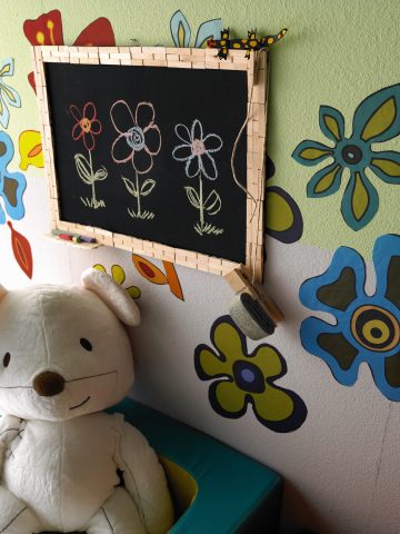 <p>Elemento immancabile tra i <a href="http://bambino.donnamoderna.com/feste-per-bambini/giochi-musicali-per-una-festa-per-bambini/" target="_blank">giochi preferiti dei bambini</a>, perché non appendere una <b>lavagna</b> direttamente nella <b>cameretta</b>? Puoi personalizzare la lavagna con una <a href="https://www.donnamoderna.com/casa/fai-da-te/cornici-fai-da-te-idee-bricolage-per-la-casa" target="_blank">cornice di legno fai da te</a>, da realizzare insieme ai bambini e <b>colorare</b> con le tonalità preferite.</p>