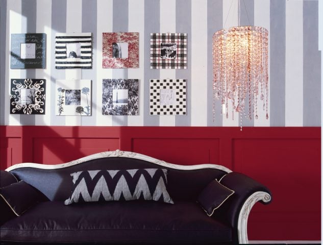 <p>L'<a href="https://www.donnamoderna.com/casa/matrimonio/come-arredare-camera-da-letto-fai-da-te/foto-8" target="_blank">angolo lettura</a>? Ha una vecchia <b>poltrona</b> importante che fa <b>sognare</b> e impronte d'arte sul muro: appendi vecchie foto e immagini attuali. Con la vernice lavagna puoi <b>dipingere una cornice</b> e trasformarla in un supporto dove aggiungere una didascalia. Delizioso, vero?</p>