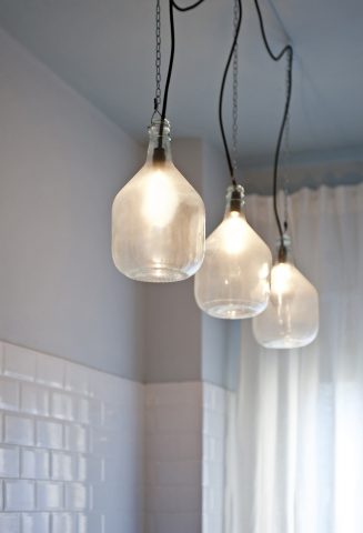 <p>L'<b>illuminazione giusta</b> per il bagno? É doppia: scegli un <a href="https://www.donnamoderna.com/casa/fai-da-te/lampadario-fai-da-te-etnico-come-fare" target="_blank">lampadario da personalizzare</a> oppure costruisci una <a href="https://www.donnamoderna.com/casa/fai-da-te/lampade-carta-decorare-casa-luce/foto-2#title" target="_blank">lampada creativa fai da te con la carta</a>, l'importante è riuscire a ottenere un punto con <b>luci soft</b>, perfette per sciogliere le tensioni della giornata e ritrovare il <a href="https://www.donnamoderna.com/salute/vivere-meglio " target="_blank">benessere</a> con una doccia rilassante, avvolti da un'atmosfera di pace e serenità. Sopra il lavandino, invece, monta dei faretti di modo che, una volta accesi, direzionino un fascio di luce <b>potente</b>, indispensabile per il <b>momento make up</b>. Due <b>intensità differenti di luce</b> da scegliere a seconda dell'umore. E per creare ancora più atmosfera aggiungi qualche <a href="https://www.donnamoderna.com/casa/fai-da-te/lavanda-5-idee-decorare-casa/foto-2" target="_blank">candela profumata</a>.</p>