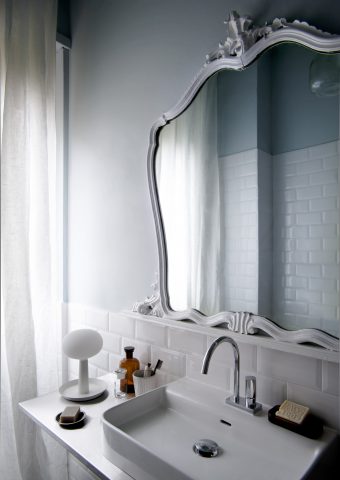 <p>Se pensi di <b>ristrutturare il bagno</b> valuta l'idea di cambiare i sanitari. Per un prezzo contenuto, l'arredo bagno di oggi offre <b>lavandini più ampi</b>, comodi anche per sciacquare i vestiti o fare il bagnetto ai bambini; inoltre, lavandini e water mostrano un <b>design ergonomico</b>, staccato da terra e ideale per <b>velocizzare le pulizie</b>. Un risparmio di tempo per uno spazio meglio concepito. <b>Il tocco d'autore?</b> Lo specchio: sceglilo grande, grandissimo, magari dall'effetto vintage: puoi scovare un vecchio modello dall'aria romantica in un mercatino e la sua <a href="https://www.donnamoderna.com/casa/fai-da-te/cornici-fai-da-te-idee-bricolage-per-la-casa/foto-5" target="_blank">cornice</a> imponente, ricca di storia, ti farà sentire una principessa non appena ti specchierai nel primo <a href="https://www.donnamoderna.com/salute/vivere-meglio/buon-giorno-rimedi-della-nonna-come-essere-bella-la-mattina" target="_blank">buon giorno</a> del mattino.</p>