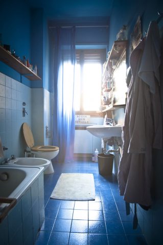<p>La <b>luce</b> è un elemento fondamentale per creare uno spazio: gioca in modo da costruire un'<b>atmosfera di ampio respiro</b>. Puoi sperimentare grazie al <b>colore</b>: scegli <b>tonalità chiare</b>, dal bianco alla dolce <a href="https://www.donnamoderna.com/casa/fai-da-te/come-realizzare-bouquet-fiori-carta-lampada-tavolo-creativa" target="_blank">luce color crema</a> o i toni vibranti del rosa. Se ti accingi a <a href="https://comefare.donnamoderna.com/come-dipingere-casa-1022.html" target="_blank">ridipingere le pareti</a> <b>osa</b> un pizzico di creatività con le spugnature tono su tono (per esempio color salmone su una base rosa) o una greca <a href="https://www.donnamoderna.com/casa/fai-da-te/stencil-decorazioni-fai-da-te-casa" target="_blank">stencil</a>: non è difficile e il bagno conquisterà una <b>nota inconfondibile</b>.</p>