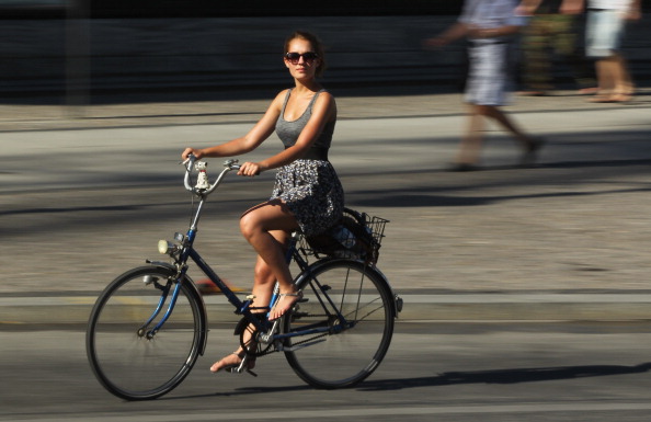 <p class="text-LEFT">Andiamo con ordine. La scelta dei<b> tessuti</b> è indispensabile per non patire il caldo, ma anche il <a href="https://www.donnamoderna.com/moda/tendenze/Il-colore-giusto-per-te" target="_self">colore</a> ha la sua parte.</p><p class="text-LEFT">Durante le giornate molto calde opta sempre per colori chiari e evita i colori scuri, soprattutto il nero che assorbe tutte le radiazioni luminose e ne trattiene il <a href="https://www.donnamoderna.com/salute/insolazione-colpo-di-calore" target="_self">calore</a>.</p><p class="text-LEFT">Per la loro autonoma capacità di respirazione le fibre naturali più conosciute ed estive sono: il cotone, il lino, la seta.</p>