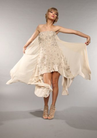 <p class="text-LEFT">Infine c'è la <b><a href="https://www.donnamoderna.com/moda/tendenze/seta-colori-sera" target="_self">seta</a></b>, la fibra animale prodotta dal baco da seta.</p><p class="text-LEFT">È il tessuto d'estate per eccellenza per le occasioni eleganti per le sue proprietà riflettenti e la sua grande ricchezza di sfumature.</p><p class="text-LEFT">Ha caratteristiche molto diverse rispetto alle altre fibre naturali.</p><p class="text-LEFT">Evita di indossarla in pieno giorno sapendo che sarà una giornata lunga e faticosa all'esterno dell'ufficio.</p><p class="text-LEFT">Infatti è impermeabile all'umidità e si copre facilmente di aloni e macchie nei punti dove viene più a contatto col sudore. Non sopporta esposizioni prolungate al sole che ne attenua la lucentezza dei colori.</p><p class="text-LEFT">Inoltre è molto delicata e poco resistente all'usura. I suoi pro? La sua elasticità e morbidezza rende perfetta la caduta di <a href="https://www.donnamoderna.com/moda/moda-pratica/gonna" target="_self">gonne</a> ampie e <a href="https://www.donnamoderna.com/moda/tendenze/abiti-giocosi-estate" target="_self">abiti</a> lunghi. Inoltre è perfetta per chi vuole evitare di accendere anche d'estate il ferro da stiro perchè si modella a contatto con l'aria.</p><p class="text-LEFT">Sarà dunque perfetta per le serate d'estate!</p>