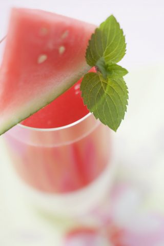<p>Per combattere il <b>grande caldo</b>, l’<b>anguria </b>è un classico. Abbinata ai <b>lime</b> è l’ingrediente perfetto per uno smoothie estivo, adatto anche come <b>spezza-fame</b>. </p><p>Frulla 500 g di polpa di anguria (fredda da frigo) con il succo filtrato di 1 lime, 2 dl di latte di cocco freddo e alcune foglioline di erba limoncina. Guarnisci con tante fettine di lime e di anguria e servi con mini tramezzini ai gamberi tritati e una maionese di yogurt e basilico.</p>