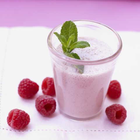 <p>Ecco un frullato perfetto per chiudere la <b>cena</b>.</p><p>Sciacqua 400 g di lamponi e frullali con 2, 5 dl di latte freddo, 2 cucchiai di gelato di lamponi e foglioline di menta. Servilo con qualche cubetto di ghiaccio e una guarnizione di lamponi e menta fresca. Accompagnalo a mini crostatine di brisée con fragoline di bosco e dadini di arancia. Il <b>dessert </b>è servito!</p>