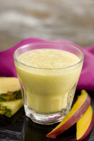 <p>Se cerchi un’idea originale per offrire un<b> pre-cena</b> fresco agli amici, questo è lo <b>smoothie</b> giusto.</p><p>Sbuccia un <b>mango</b> ben maturo e preleva 8 palline con l’attrezzino apposito. Taglia a dadini il resto della polpa e frullala con 4 cubetti di ghiaccio e il succo di 1/2 lime, unisci 6 dl di yogurt da bere e frulla ancora tutto. Decora con le palline di mango e cospargi di pistacchi. Servilo con mini spiedini di spicchi di pesche alternati a ciliegine di mozzarella, pomodorini e fragole.</p>