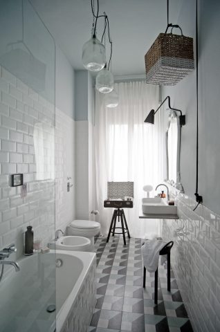 <p>Ora il <a href="https://www.donnamoderna.com/casa/arredamento/scegli-il-tuo-arredo-bagno/(arredatutto)/1/(entityfilter)/bagno" target="_blank">bagno</a> possiede una nuova luce. Hai pensato al <b>pavimento</b>? Se le piastrelle sono vecchie agisci così: ridipingile con una vernice apposita oppure ricoprendole con una resina, che potrai acquistare nei negozi di bricolage. L'<b>idea alternativa</b>: nel caso il pavimento sia eccessivamente rovinato o non ti soddisfi più crea un nuovo strato: ti basta acquistare <b>nuove piastrelle e colla specifica</b>.</p>