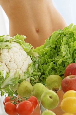 <p>All'origine della <b>pancia gonfia</b> spesso c'è l'assunzione di <b>cibi</b> che rallentano la digestione, lievitando nello stomaco; oppure che fermentano nell'intestino, causando gonfiore addominale. In entrambi i casi, è bene mangiare cibi facilmente<b> digeribili,</b> che contribuiscono ad avere un<b> ventre piatto</b>. </p><p>Via libera quindi a<b>: </b><br> <b>- pesce</b> e <b>carni magre</b>, a patto che siano cucinati in modo semplice, ovvero al vapore o alla griglia;<br> - <b>verdure</b>, soprattutto <b>cotte, </b><br> <b>- frutta</b> fresca<br><b>- cerali integrali,</b> ricchi di fibre</p>