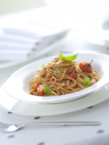 <p><b>Ingredienti</b></p><p> aglio qb<br /> olio extravergine d'oliva qb<br /> pepe qb<br /> sale qb<br /> pomodorino ciliegino 300 g<br /> pomodoro datterino 150 g<br /> pasta di semola integrale 350 g<br /> mozzarella 250 g<br />zucchero 1 cucchiaio</p><p>Tagliate a dadini 250 g di mozzarella e 150 g di pomodori datterini. In una teglia, condite 300 g di pomodori ciliegini con sale, pepe, 1 cucchiaio di zucchero e un filo d'olio. Infornate a 190° per 25', sfornate e passatene metà al passaverdura. Scaldate la salsa in padella con olio e aglio e saltatevi 350 g di spaghetti integrali al dente. Unite i ciliegini rimasti, i datterini, la mozzarella e basilico foto). </p>