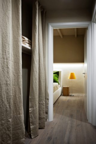 <p><b>MENSOLE A VISTA</b></p><p> </p><p>Se hai un <b>vano inutilizzato</b> o un corridoio abbastanza ampio, ritaglia idealmente una parte: puoi montare alcune mensole e utilizzare una tenda di modo da rendere invisibile il <b>nuovo spazio</b>, che potrai utilizzare come ripostiglio o per i vestiti. <b>Ti piace osare?</b> Lascia le mensole a vista: avrai il colpo d'occhio su <a href="https://www.donnamoderna.com/salute/vivere-meglio/cambio-stagione-armadio-a-prova-di-crisi" target="_blank">maglioni e magliette</a>, oltre a un'idea arredo che sorride di <b>originalità</b>. Collane, bijoux, cappelli: <a href="https://www.donnamoderna.com/casa/fai-da-te/appendiabiti-attaccapanni-fai-da-te-creativo" target="_blank">appendi</a> gli <b>accessori</b> al muro appoggiandoli con delicatezza a tanti chiodini colorati.</p>