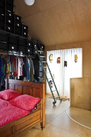 <p><b>STRUTTURE A VISTA</b></p><p> </p><p>Non hai un <b>armadio</b>? Costruiscilo a vista, sfruttando un'intera parete. Puoi montare uno stender in metallo, le strutture che di solito vediamo nei negozi, e <a href="https://www.donnamoderna.com/casa/fai-da-te/appendiabiti-attaccapanni-fai-da-te-creativo/foto-3#title" target="_blank">appendere i vestiti su grucce</a>: la mattina avrai il colpo d'occhio sull'<b>abbinamento perfetto</b> da indossare nella giornata. Intorno allo stender costruisci una <b>struttura in legno</b>: sarà un posto comodo dove riporre accessori, sciarpe e magliette, oltre a essere utile per proteggere gli abiti dalla polvere. Sopra, potrai aggiungere <a href="https://www.donnamoderna.com/casa/arredamento/Metti-ordine-in-casa" target="_blank">scatole</a> con ciò che utilizzi meno frequentemente: ricordati di <b>etichettare </b>ogni contenitore con un pezzo di <b>scotch di carta</b>: ti farà risparmiare tempo e energie.</p>