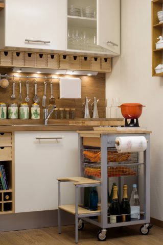 <p><b>PIANI D'APPOGGIO MOBILI</b></p><p> </p><p>Un <a href="https://www.donnamoderna.com/casa/95-centimetri" target="_blank">tavolino con le rotelle</a> in cucina ha una triplice funzione: aiuta a tenere in ordine e <b>a portata di mano</b> gli oggetti di uso frequente, può servire da <b>piano d'appoggio</b> per cucinare e all'occorrenza si sposta velocemente in sala da pranzo, vicino al tavolo scelto per una cena con gli ospiti. Aggiungendo una <b>scaletta</b> in legno al lato del tavolo anche le mensole più in alto saranno raggiungibili: il tutto occupando il <b>minimo spazio</b>.</p>