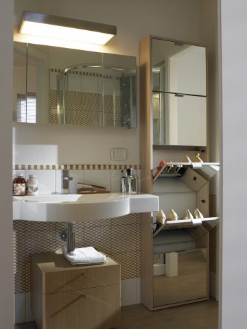 <p><b>SCATOLE DA RICICLARE</b></p><p><b></b></p><p><b>Le scarpe?</b> Sfrutta un angolo del bagno o in corridoio per posizionare una scarpiera: ricordati di sceglierla abbastanza ampia di modo che possa contenere il più possibile. Per <b>trovare posto a stivali</b>, infradito e scarpe più grosse riponili in <a href="https://www.donnamoderna.com/casa/arredamento/Metti-ordine-in-casa" target="_blank">scatole di cartoncino</a>, etichettate, da ordinare <b>su una mensola</b>.</p>