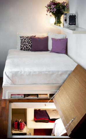 <p><b>GUARDAROBA SEGRETO</b></p><p> </p><p>Un’anta a ribalta e il <b>locale-guardaroba</b> appare come per magia: si accede grazie a una piccola scala e cela una vera e propria <a href="https://www.donnamoderna.com/casa/arredamento/armadi-perfetti-per-te" target="_blank">cabina armadio</a>, attrezzata con <b>scaffalature e mensole</b> di differente grandezza.</p>