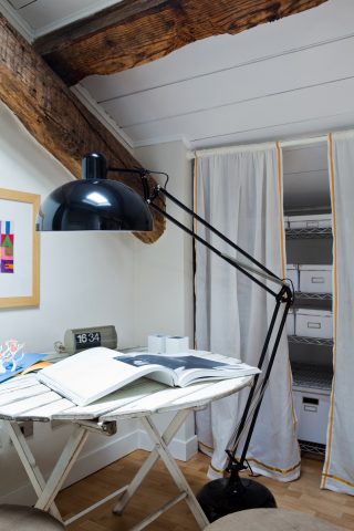 <p><b>TENDE PER NASCONDERE... E SCOPRIRE</b></p><p><b></b></p><p><b>L'angolo studio?</b> Realizzalo con un vecchio <b>tavolo che sa di vacanze</b>, a doghe in legno, opportunamente ridipinto con una nota personale grazie al <a href="https://www.donnamoderna.com/casa/fai-da-te/10-idee-decoupage-rinnovare-casa" target="_blank">découpage</a>. Aggiungi una <a href="https://www.donnamoderna.com/casa/fai-da-te/lampade-carta-decorare-casa-luce" target="_blank">lampada</a> da terra in grado di creare un fascio di luce potente: libri e riviste possono trovare la loro collocazione su scaffali in metallo <b>addossati al muro</b>. Ti basta una tenda per renderli invisibili.</p>