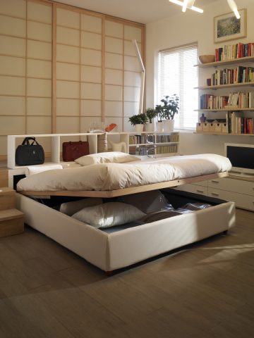 <p><b>LETTI SALVASPAZIO</b></p><p> </p><p>Il <b>letto</b> rivela uno <b>spazio strategico</b> dove riporre lenzuola e coperte in eccedenza. La <a href="https://www.donnamoderna.com/casa/fai-da-te/letti-15-idee-originali-camera/foto-4" target="_blank">testiera del letto</a>? Costruiscila tu con dei pannelli in legno: tanti cubi dove riporre il libro che stai leggendo e gli oggetti che desideri avere <b>a fianco a te</b>.</p>