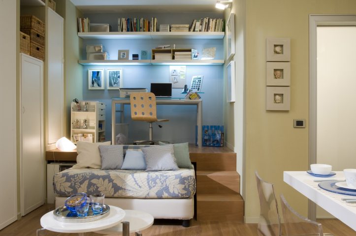 <p><b>SPAZI SOVRAPPOSTI</b></p><p> </p><p>Due o tre gradini e uno <b>spazio sovrapposto</b> dove posizionare scrivania e una <a href="https://www.donnamoderna.com/casa/arredamento/living-librerie-o-pareti-attrezzate" target="_blank">libreria a parete</a>: minimale e pratico, ti consentirà di avere una zona relax e una postazione dedicata al lavoro o allo studio, ideale anche per i figli (tranne in caso di cene rumorose!). Sfruttare la <b>verticalità</b> aiuta a ricavare nuovo spazio.</p>