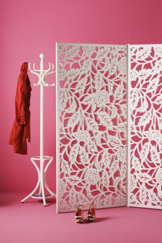 <p><b>SEPARARE CON ELEGANZA</b></p><p> </p><p>Separé e <a href="https://www.donnamoderna.com/casa/i-paraventi-avvolgibili" target="_blank">paraventi</a> costituiscono una soluzione strategica per <b>dividere gli ambienti</b> con un pizzico di originalità: meno impegnativi rispetto a una finta parete, sono <b>flessibili</b> e occupano poco spazio. L'ideale se ami <a href="https://www.donnamoderna.com/casa/fai-da-te/bricolage-rinnovare-casa-primavera" target="_blank">rinnovare casa</a> e utilizzarli in più di un contesto. L'<b>idea fai da te</b>? Ricava dei paraventi da un <b>pannello in compensato</b> o una <a href="https://www.donnamoderna.com/casa/fai-da-te/letti-15-idee-originali-camera/foto-1#title" target="_blank">vecchia porta</a>: in un pomeriggio da dedicare al <a href="https://www.donnamoderna.com/tag/bricolage" target="_blank">bricolage</a> potrai renderli speciali con uno <a href="https://www.donnamoderna.com/casa/fai-da-te/stencil-decorazioni-fai-da-te-casa" target="_blank">stencil</a> o il <a href="https://www.donnamoderna.com/casa/fai-da-te/10-idee-decoupage-rinnovare-casa" target="_blank">découpage</a>.</p>