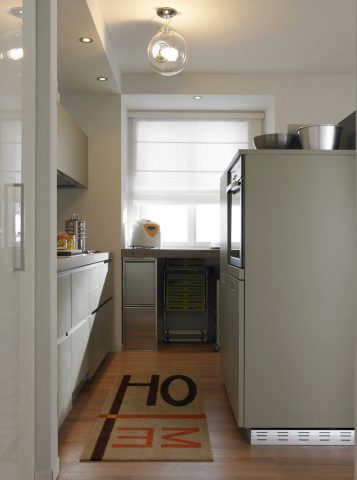 <p><b>FORMATI MINI</b></p><p> </p><p>Se desideri creare un angolo cucina, usa gli <b>oggetti come divisori</b>. Puoi organizzare la zona cottura lungo una parete: di fronte le colonne frigo e forno, sormontate da un pannello in legno, ti permetteranno una <b>zona invisibile</b> dal salotto, da dedicare alla preparazione del cibo. <b>Hai un vano?</b> Usalo per riporre delle <a href="https://www.donnamoderna.com/casa/la-sedia-pieghevole" target="_blank">sedie pieghevoli</a>, che all'occorrenza potranno servirti durante le <b>cene con molti ospiti</b>.</p>
