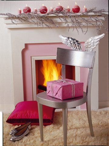 <p><b>UNA SEDIA ANGELICA</b></p><p> </p><p>Ricicla una <b>vecchia sedia</b> ridipingendo il legno con due mano di colore acrilico <b>argento</b>. Disegna un paio di ali e appoggia il modello a un lamierino argento, dove trasferirai la <b>sagoma </b>seguendo le linee con la <b>punta da sbalzo</b>. Premi con la punta da sbalzo in modo da creare i rilievi delle <b>piume</b>. L'ultimo tocco prima di incollare le ali alla sedia? Una spolverata di <b>glitter</b>. Per fissare le ali al <b>legno</b> usa la colla a caldo.</p>