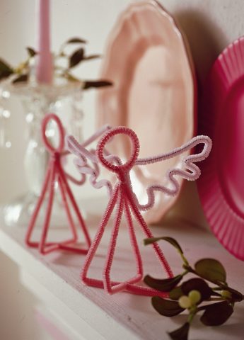 <p><b>ANGELI BUFFI CON GLI SCOVOLINI</b></p><p> </p><p>Hai mai creato un <b>angioletto</b> grazie a un semplice scovolino? Prepara le <b>ali</b> dell'angelo modellando lo <b>scovolino</b> rosa. Poi piega uno scovolino fucsia a forma di due <b>triangoli</b> per creare il corpo e la testa. Ferma le estremità degli scovolini avvolgendole tra loro con le pinze da bigiotteria e fissa tra loro i pezzi con la <b>colla a caldo</b>.</p>