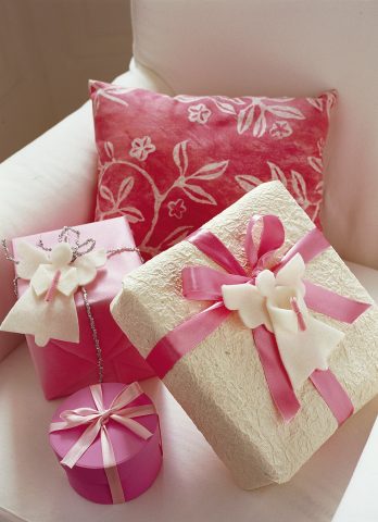 <p><b>DONI... ALATI</b></p><p> </p><p>Procurati dei ritagli di <b>pile bianco</b>, scovolini rosa (Rayher), forbici, un foglio di carta, matita, spilli, ago, filo bianco per cucire. Disegna sul foglio la sagoma di un <b>angelo</b> e un paio di <b>ali</b>: ritaglia e appoggiale sul pile, fermando con degli spilli. Poi taglia il pile: con ago e filo cuci le ali al <b>corpo</b>. Taglia una porzione di scovolino e fermalo con qualche punto tra le mani dell'angelo.</p>