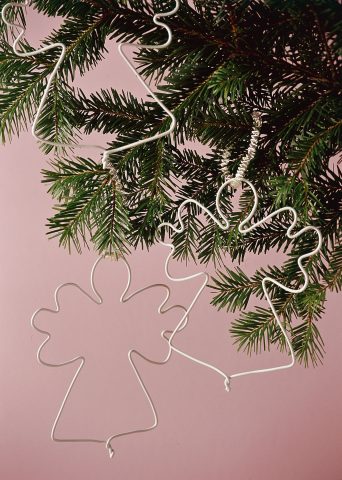 <p><b>ANGELI DA APPENDERE</b></p><p>Cosa ti <b>occorre</b> per realizzare gli angeli da appendere alla <b>finestra</b> o all'albero di Natale? Cm 85 di <b>filo di ferro</b> plastificato bianco per ogni angelo, una tavoletta di legno di cm 25x20, 10 chiodini, martello, pinze, una scatolina di rullino fotografico, filo Bouillon increspato d'argento. Sulla <b>tavola di legno</b> disegna la sagoma dell'angelo e, in corrispondenza dei punti segnati sullo <b>schema</b>, pianta i chiodini che serviranno come traccia per realizzare la <b>sagoma</b> dell'angelo. Taglia una porzione di <b>filo di ferro</b> di cm 85: in corrispondenza della metà avvolgilo attorno alla scatolina per ottenere il tondo della <b>testa</b> dell'angelo. Con l'aiuto delle pinze e i riferimenti dei chiodini, prosegui a modellare le ali e il vestito. Attorciglia tra loro i <b>capi del filo</b> e taglia l'eccedenza. Taglia cm 8 di filo increspato d'argento, fallo passare attraverso la testa dell'angelo e chiudi ad anello.</p>