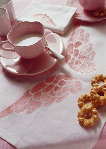 <p><b>PER INIZIARE LA GIORNATA</b></p><p> </p><p>Ti basta uno scampolo di <b>lino</b> per creare due deliziose <b>tovagliette </b>con ali di angelo. Fai l'orlo al tessuto con la macchina da cucire. Disegna un paio di ali su carta e riporta il disegno su un foglio di acetato, poi incidi con il cutter. Spruzza la <b>colla spray</b> sul modello e posizionala sul tessuto. Dopo aver versato un po' di colore acrilico rosa, intingi un tampone per <b>stencil</b> e appoggialo sul tessuto, dopo aver scaricato l'eccesso di <b>colore</b> su un foglio di carta. Crea le <b>sfumature</b> con qualche goccia di rosa perlato e bianco: lascia asciugare e per <b>fissare</b> il colore stira a rovescio.</p>