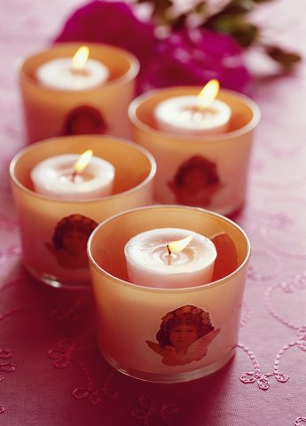 <p><b>I BICCHIERI CON LE CANDELE</b></p><p> </p><p>Bicchieri di <b>vetro</b>, ritagli, colla per découpage, <b>pennello</b> piatto piccolo, vernice spray bianca e rosa, nastro adesivo di carta: ecco l'<b>occorrente</b> per realizzare le decorazioni <b>découpage</b> sui bicchierini, da utilizzare per il caffè... o come portacandela. Con il pennello passa uno <b>strato di colla</b> sul retro dell'immagine e applica il ritaglio dove più desiderri, sulla superficie del bicchiere. Ripassa la colla anche sopra e lascia asciugare. Se desideri utilizzare il bicchiere come portacandela tampona un po' di colore bianco e rosa all'interno in modo da creare un <b>effetto cromatico</b> che si amplificherà con la luce.</p>