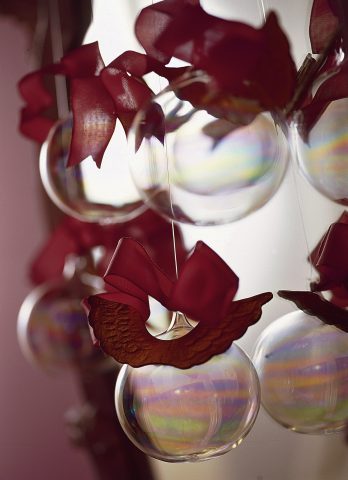 <p><b>PALLINE DI VETRO</b></p><p> </p><p>Taglia una porzione di <b>nastro</b> con le estremità a coda di rondine, crea un fiocco e fermalo con la <b>colla a caldo </b>sulla sommità della palla di vetro. Fissa nello stesso modo le ali ritagliate nel cartone. Annoda un <b>filo di nylon</b> all'anello della palla per poterla appendere: ecco una decorazione speciale per l'<b>albero di Natale</b> o da appendere alla finestra.</p>