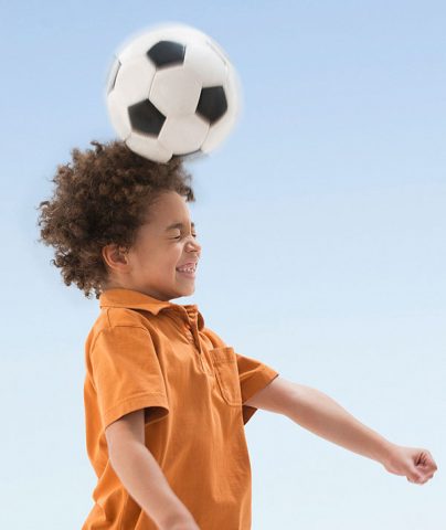 <p>Il primo beneficio riguarda lo <b>sviluppo dei muscoli e dell'apparato osseo </b>che, grazie allo sport, si irrobustiscono, garantendo una crescita armonica. "A patto che il bambino sia seguito da istruttori qualificati, che propongano esercizi in modo divertente e adeguato all'età, senza forzare mai" dice Antonietta Marchi. "Lo sport, poi, è la migliore prevenzione contro rischi come sovrappeso e obesità. Sia perché favorisce il consumo di calorie,sia perché un bambino impegnato negli allenamenti non ha tempo per stare davanti alla tivù o ai videogiochi sgranocchiando snack e dolcetti. Per la stessa ragione, un piccolo atleta avrà un cuore più resistente e la pressione sanguigna nei giusti valori".</p>